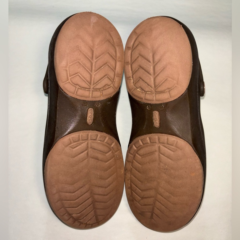 CROCS Women's Size 10 Brown Mary Jane Classic T-Strap Clogs Pivoting Heel Strap - Picture 7 of 9